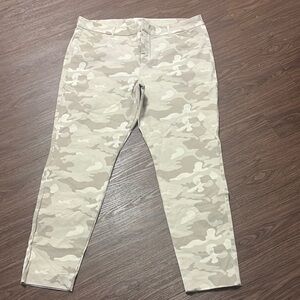 Old Navy Women's Camouflage PANTS dixie high-rise secret slim pockets SUPER CUTE